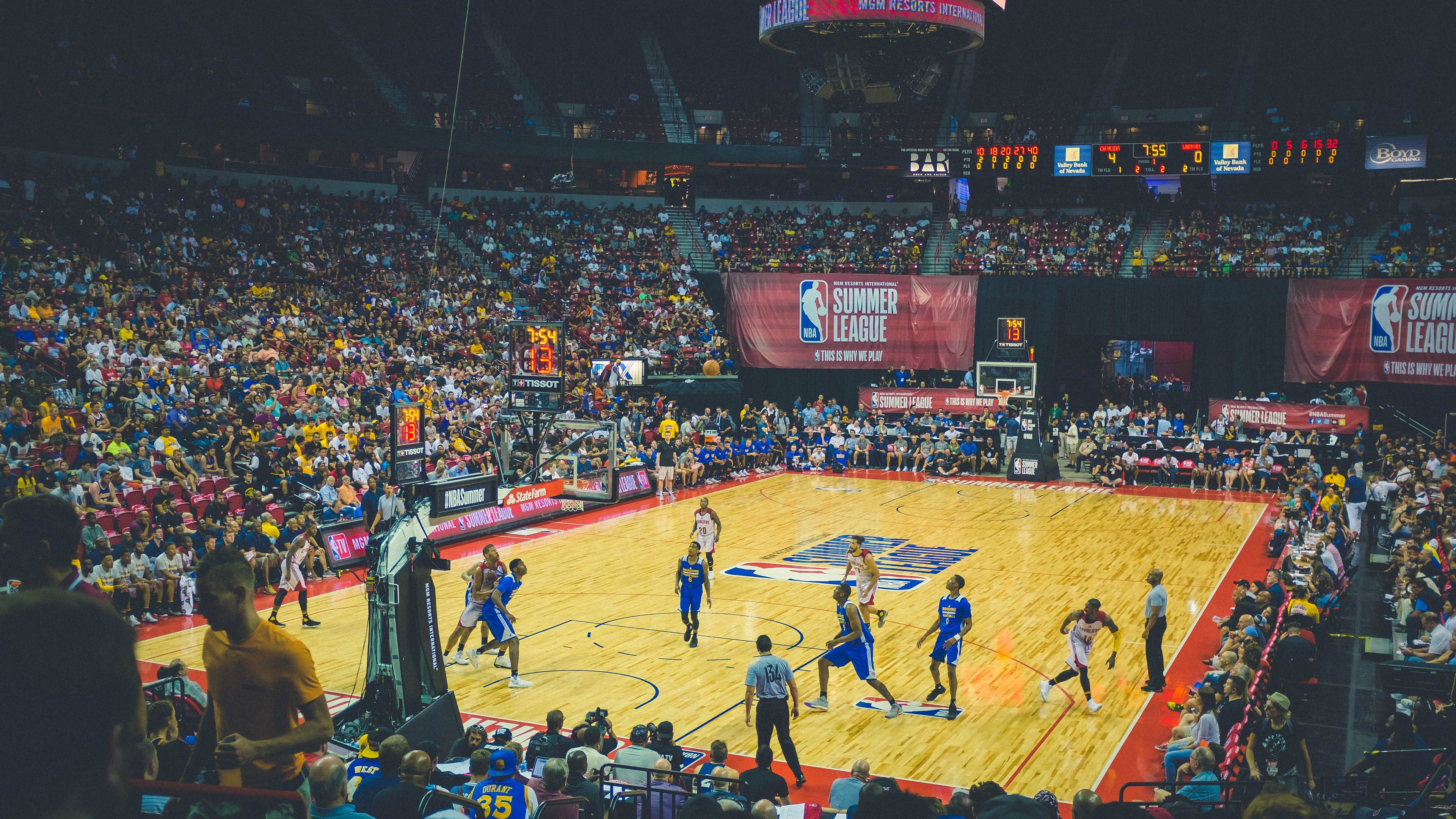 英超中游球队连续抢分 积分榜形势变化